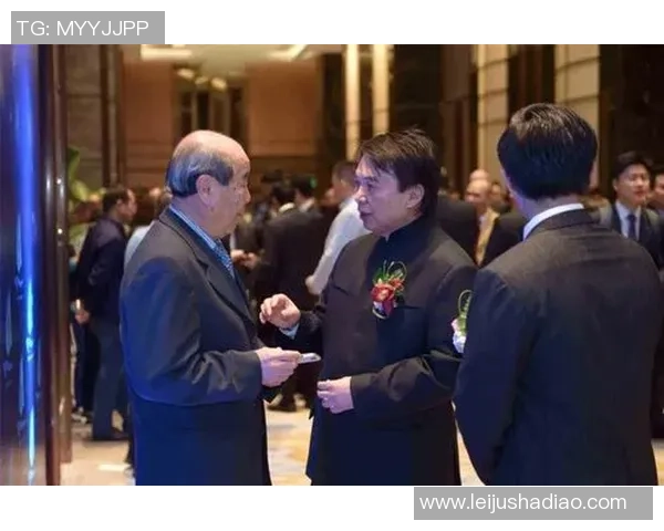 足球巨星齐聚一堂精彩瞬间定格在这一刻的合影盛宴 足球巨星齐聚一堂精彩瞬间定格在这一刻的合影盛宴