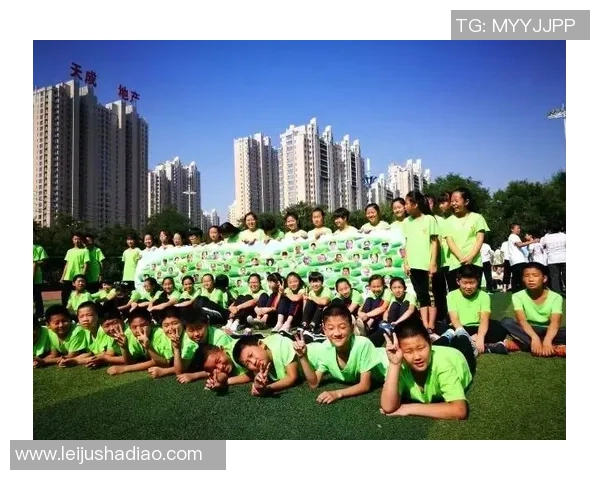 小孩梦想成真与足球明星亲密合影瞬间记录快乐童年时光